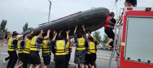 帶上沖鋒舟，大家一起風(fēng)雨同舟！