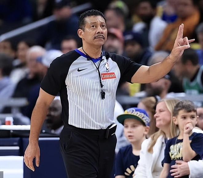 名哨腿筋拉傷無限期休戰(zhàn)！昨日坐輪椅離場 有望常規(guī)賽結(jié)束前回歸