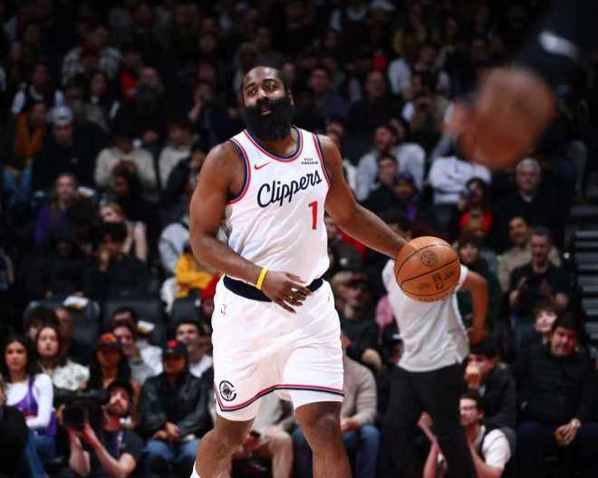 沖進(jìn)前十！小卡傷?？齑訒r(shí)險(xiǎn)勝猛龍 哈登31+10連中關(guān)鍵球