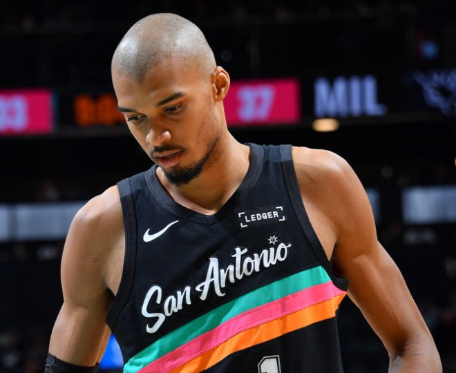 升西部第二！文班22+10受傷驚魂 馬刺最多領(lǐng)先39分大勝雄鹿