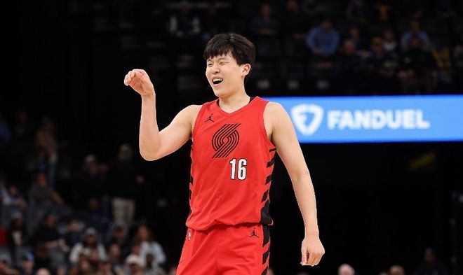 楊瀚森3中1僅2+1+1：末節(jié)被棄用躺贏 仍是邊緣輪換球員