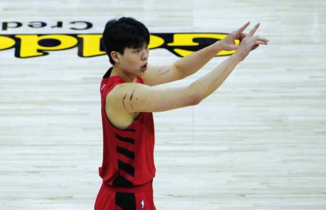 隊(duì)記：楊瀚森在NBA賽場(chǎng)掙扎有三大原因 對(duì)他的長(zhǎng)期未來(lái)仍充滿信心