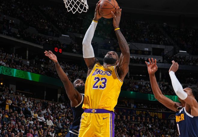 詹姆斯200歲還能扣太離譜！本人回應(yīng)朋友稱贊：6個笑哭了表情