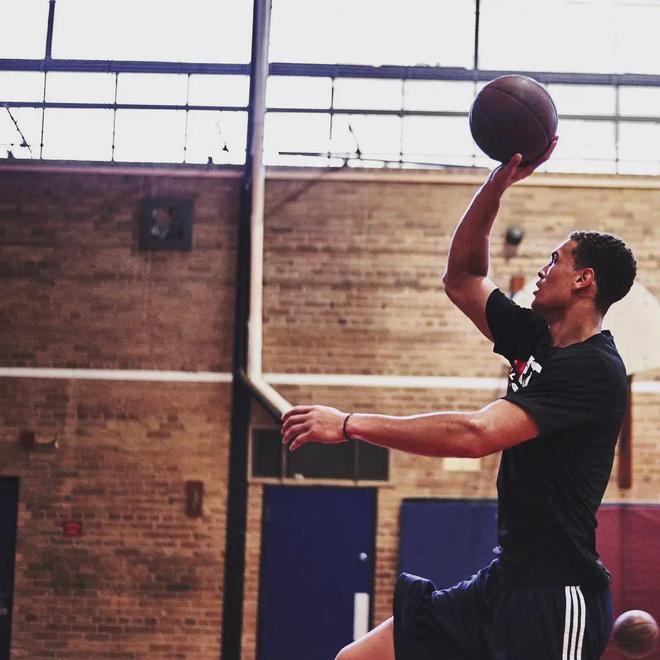 帶著母親遺愿戰(zhàn)斗12年，交易添頭成了隊(duì)魂