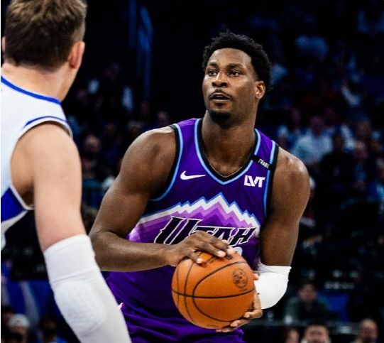 賈倫首秀22+5！爵士丟絕平三分遭魔術17分逆轉(zhuǎn) 班凱羅準三雙